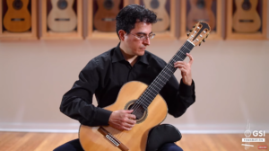 丹尼尔·罗德里格斯在肯尼斯·布鲁日的一场音乐会上表演了何塞·巴罗斯的《佩斯卡多和纳维德·内格拉》-古桐博客